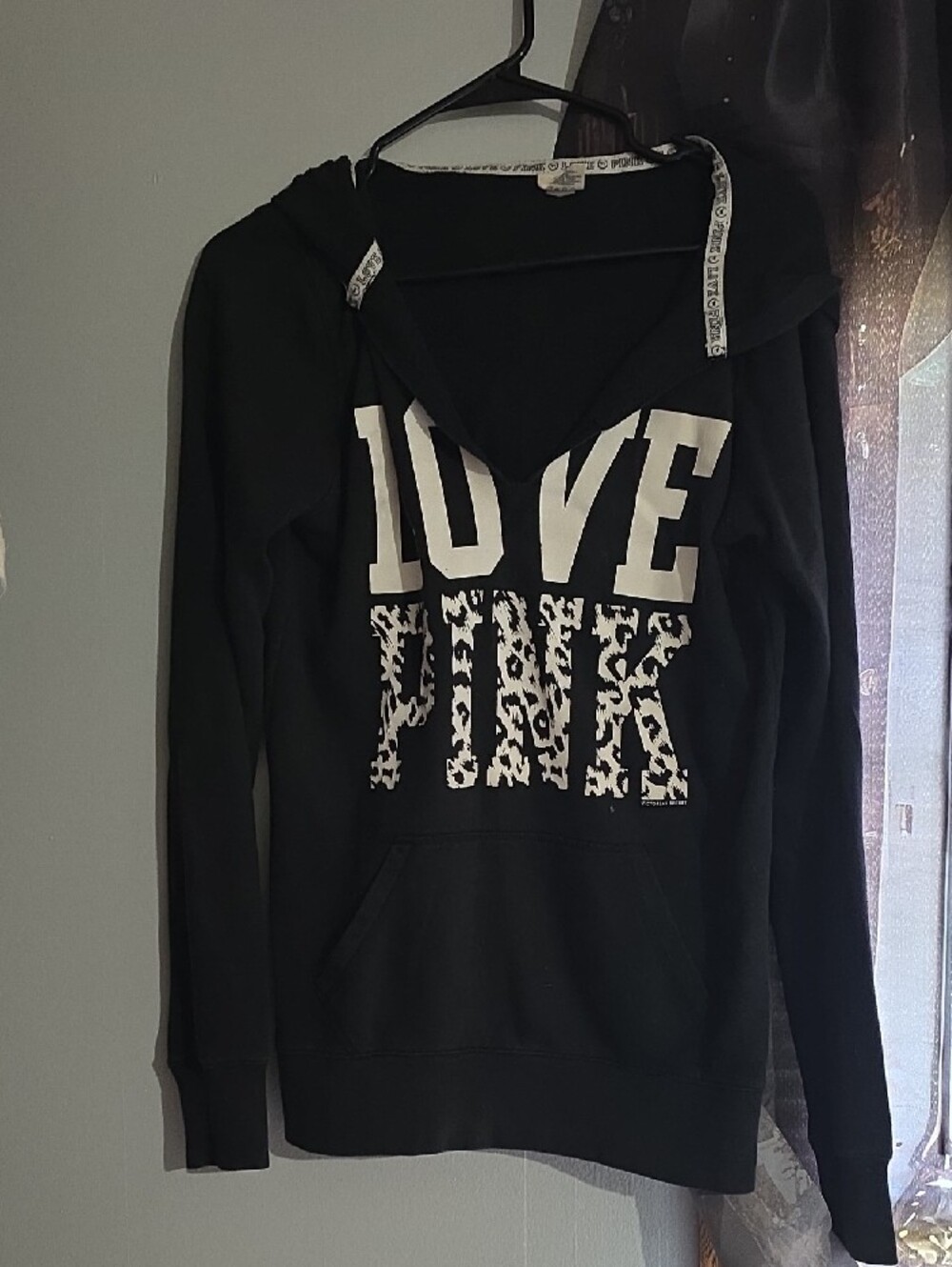 PINK Victoria's Secret Black "LOVE PINK" Pullover Hoodie - Picture 4 of 4